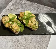 Брускетта с креветкой и авокадо