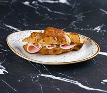 Круассан ветчиной и сыром