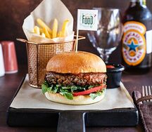 Бургер с говядиной и картофелем фри