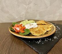 Драники с яйцом пашот и слабосоленой семгой