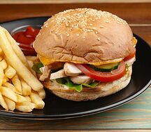 Бургер с курицей и картофелем фри