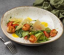 Руккола с креветками и авокадо