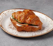 Круассан с лососем и шпинатом