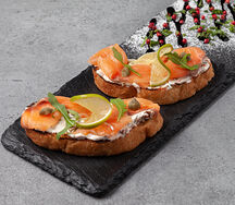 Брускетта с семгой