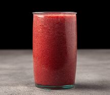 Смузи красный с брусникой