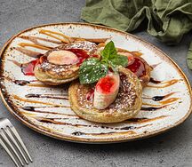 Панкейки со сметаной и клубничным джемом