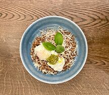 Гречневая каша с яйцом пашот и песто