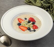 Овсяная каша с сыром Дор-блю, голубикой и клубникой