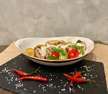 Куриный рулет в беконе с картофелем