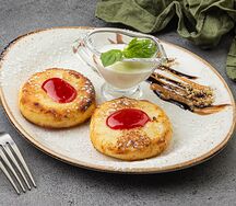 Сырники со сметаной и джемом