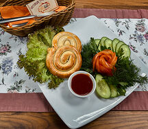 Жареные колбаски с овощами