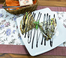 Блинчики с мороженым с шоколадным топпингом