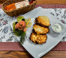 Драники картофельные с лососем и сметаной