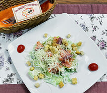 Салат Цезарь с лососем