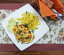 Мясо по-французски с картофелем фри