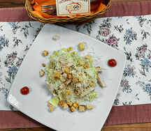 Салат Цезарь с курицей