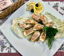 Блинчики-рулетики с лососем и сливочным сыром