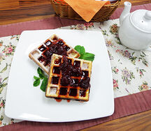 Венские вафли с клубничным соусом