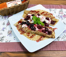 Блинчики с творогом и вишней с вишневым топпингом