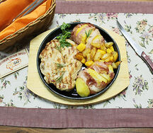 Свиная отбивная на косточке с гарниром