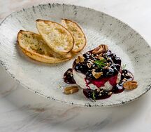 Запечённый камамбер с соусом из смородины черной