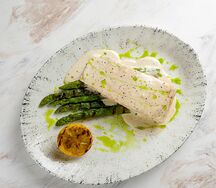 Лосось су-вид со спаржей