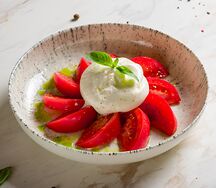 Буррата с помидорами