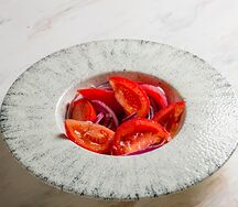 Помидоры с красным луком