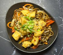 Wok с японскими наггетсами в соусе спайси