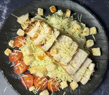 Салат Цезарь с курицей
