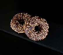 Донат с карамельной начинкой