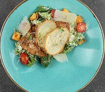 Салат Цезарь с курицей