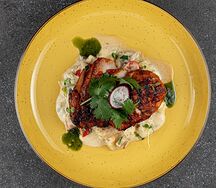 Пасторма из индейки с кускусом, свежими овощами и сметанным соусом
