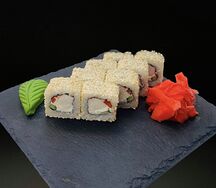 Ролл с крабом в кунжуте