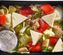 Салат с печеными овощами, сыром сулугуни и йогуртово-ореховой заправкой