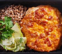 Грудка, запеченная с ветчиной, под сыром чеддер на грече с маринованным кабачком