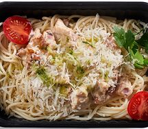 Спагетти карбонара с копчёностями и сыром