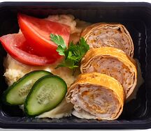 Мягкий мясной рулет с картофельным пюре и свежими овощами