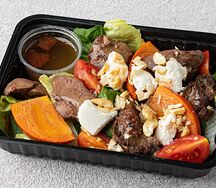 Салат с хурмой и куриной печенью со сливочным сыром