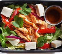 Салат с пикантной куриной грудкой, домашним сыром и перцем лечо