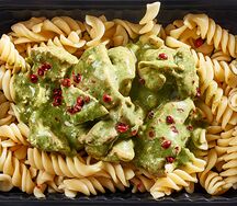 Куриное бедро в шпинатном соусе с копченым сыром и фузилли