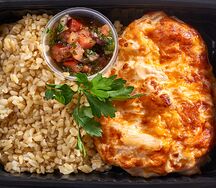 Грудка с ананасом под шапкой из сыра чеддер с булгуром и соусом сальса