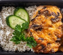 Куриная грудка с грибным жюльеном и рисом