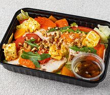 Салат с печеными перцами, филе цыпленка и фетой