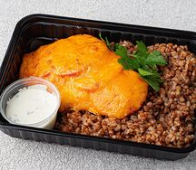 Мясо по-французски с гречей и белым соусом