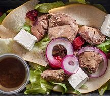 Французский салат с куриной печенью и сезонной грушей