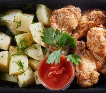 Куриные крылышки с соусом сацебели и отварным картофелем