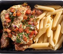 Куриные ножки с пастой пенне под соусом сальса
