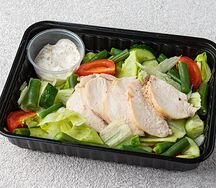 Салат с цыпленком, овощами и соусом Вителло Тоннато