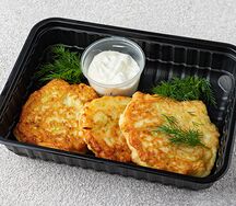 Кабачковые оладьи с творогом и белым соусом